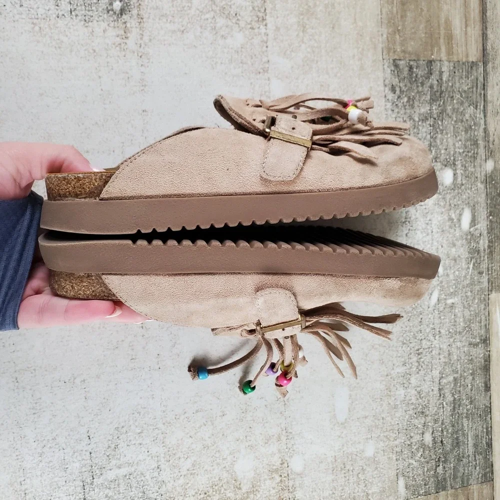 Steve Madden TREAT Kids Clogs Sz 4 M Taupe Suede Beaded Fringe Buckle Strap